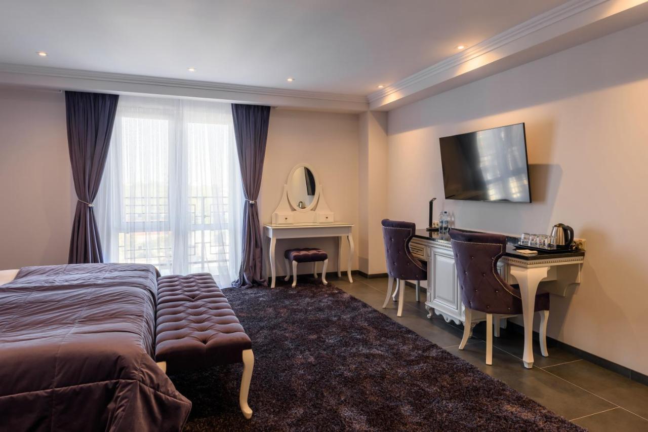 Hotel Grand Royal à TTchernivtsi Extérieur photo